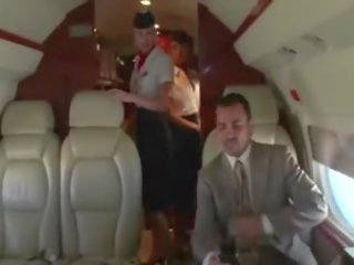 嫪 stewardesses 咂 他们的 客户 硬 啄木鸟 上 该 平面