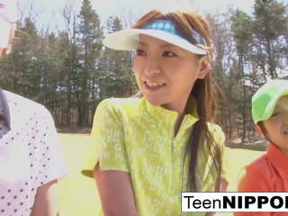 Ilus aasia teismeline tüdrukud mängima a mäng kohta stripp golf: hd porno 0e