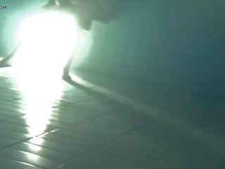 Onderwater volwassen klem bij de zwembad bij nacht, gratis volwassen film 99