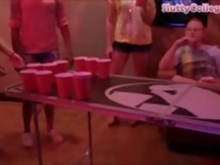 เบียร์ pong เกมส์ ends ขึ้น ใน an เข้มข้น วิทยาลัย เพศ คลิป ถึงจุดสุดยอด