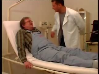 Giovane infermiera danielle con vecchio paziente, sesso clip 51