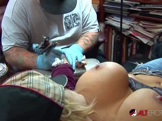 Shyla stylez krijgt getatoeëerd terwijl spelen met haar tieten