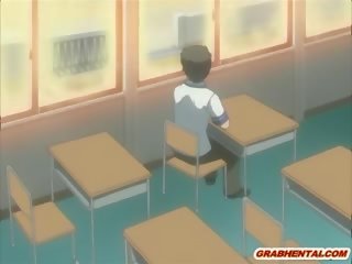 Esclavage hentaï étudiante regarde son companion baisée en la classr