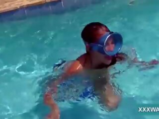 متفوق امرأة سمراء شارع فتاة حلوى swims تحت الماء