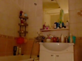 Mignon livegirl emoen dans le bain