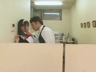 Japonais chef cuisinier baise deux servantes montrer
