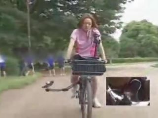 Japonesa nena masturbado mientras cabalgando un specially modified sexo película vídeo bike!