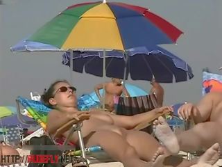 Een dapper kuiken in een naakt strand spion camera video-