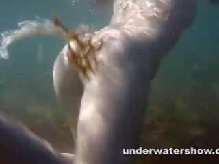 Affascinante nastya è mostra suo beautyful corpo sott’acqua